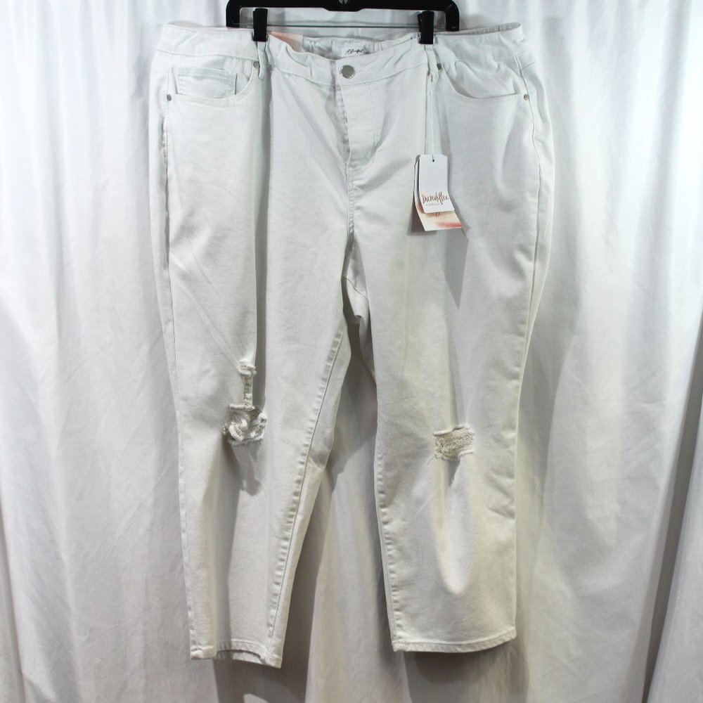 A Beautiful Soul White Distressed Cropped Jeans NWT